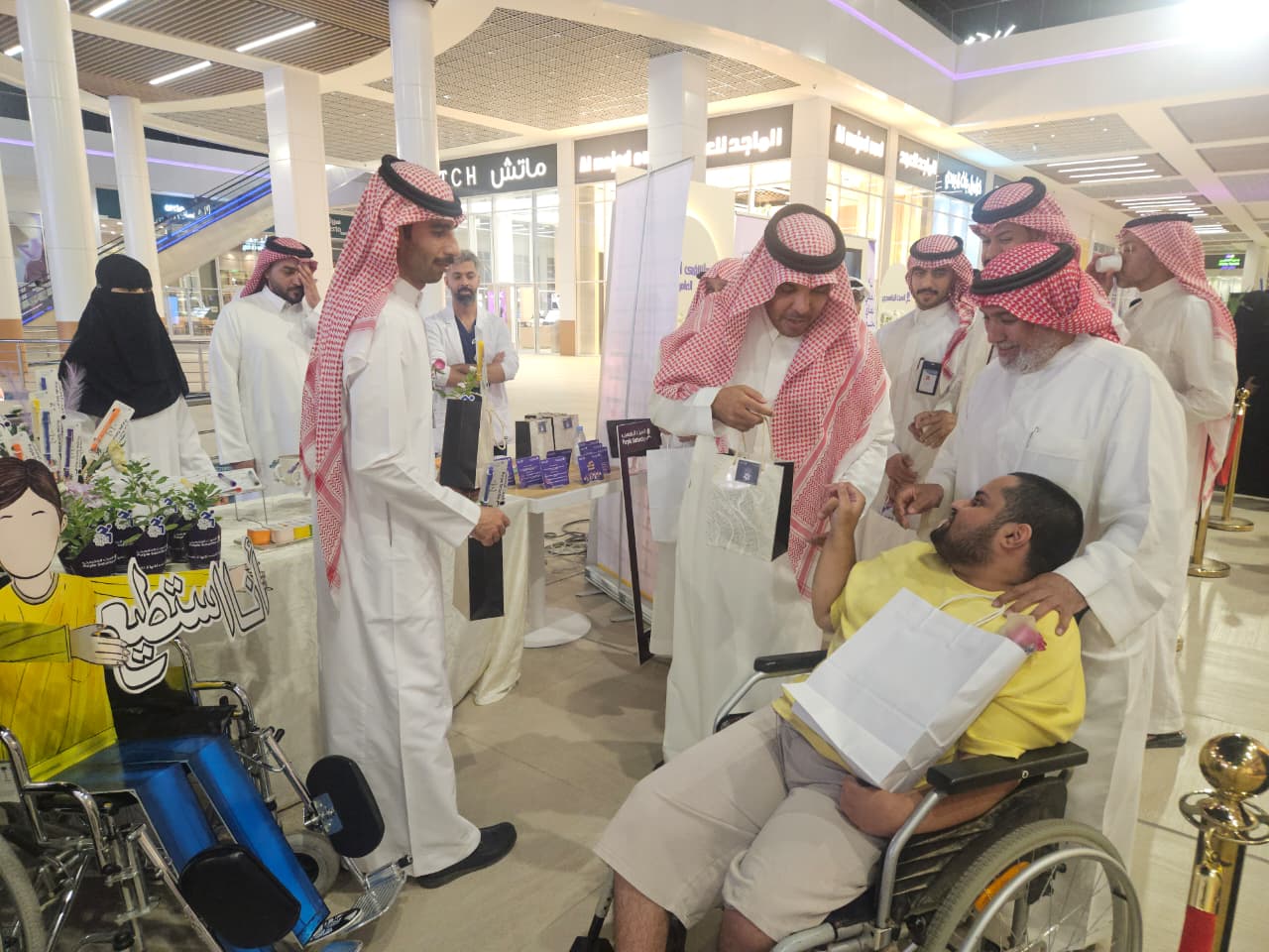 مستشفى المذنب العام يفعّل مبادرة "السبت البنفسجي" في العثيم مول