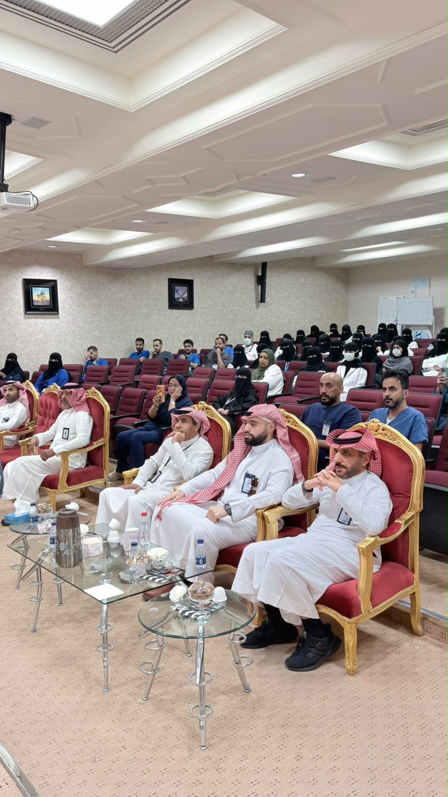 مستشفى الملك سعود بعنيزة يعرض «رعاية تُروى» ويكرّم المشاركين