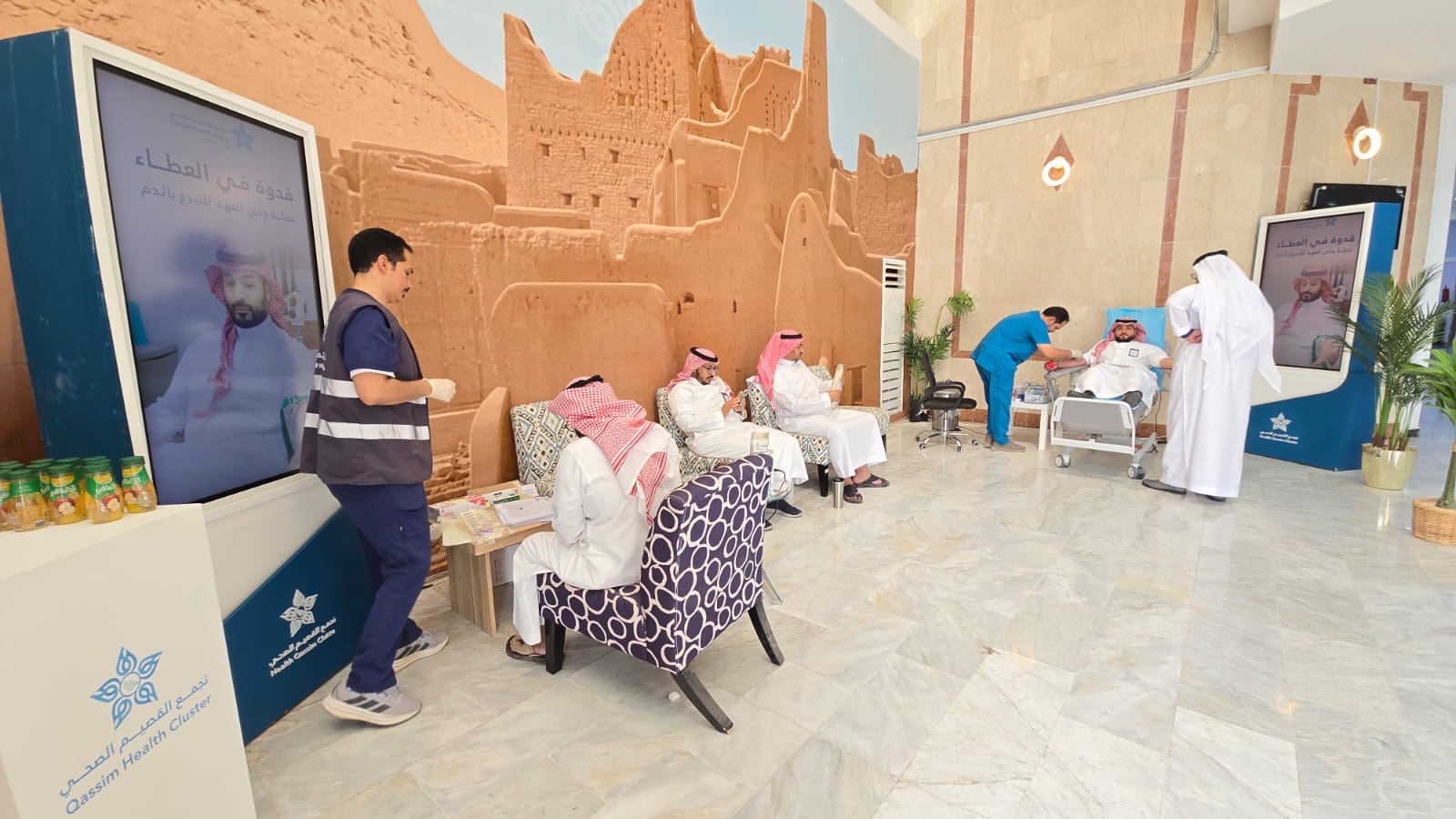 منسوبو تجمع القصيم الصحي يشاركون في حملة ولي العهد للتبرع بالدم