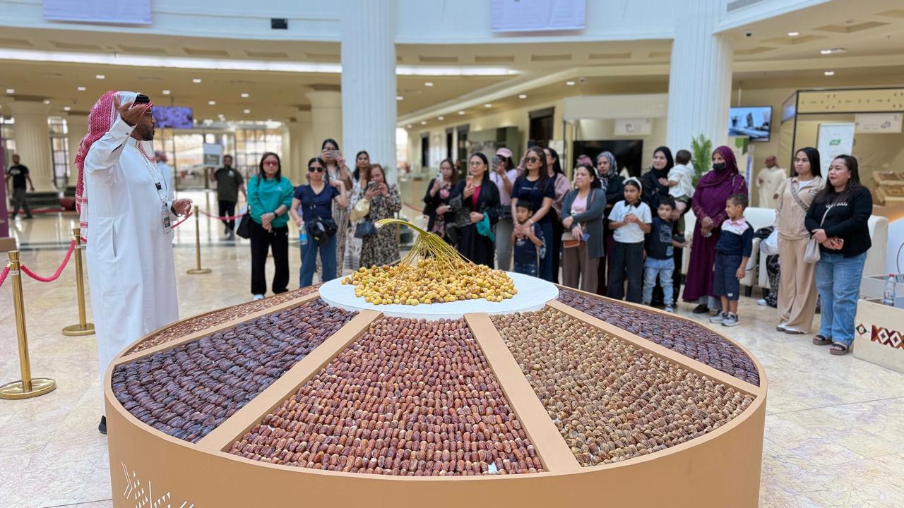 مركز القلب بالقصيم ينظم جولة ثقافية وترفيهية لطاقم التمريض في كرنفال تمور بريدة