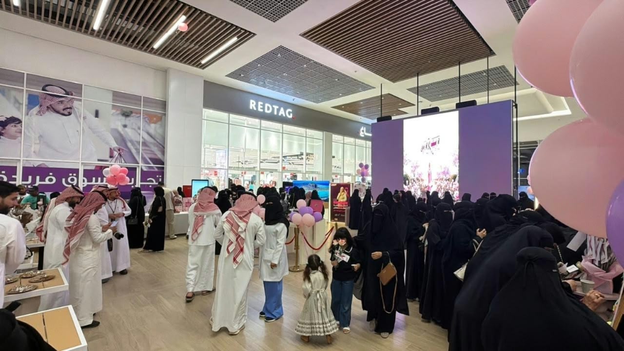 تحت شعار «دربك وردي».. مستشفى المذنب العام يفعّل حملة التوعية بسرطان الثدي في العثيم مول