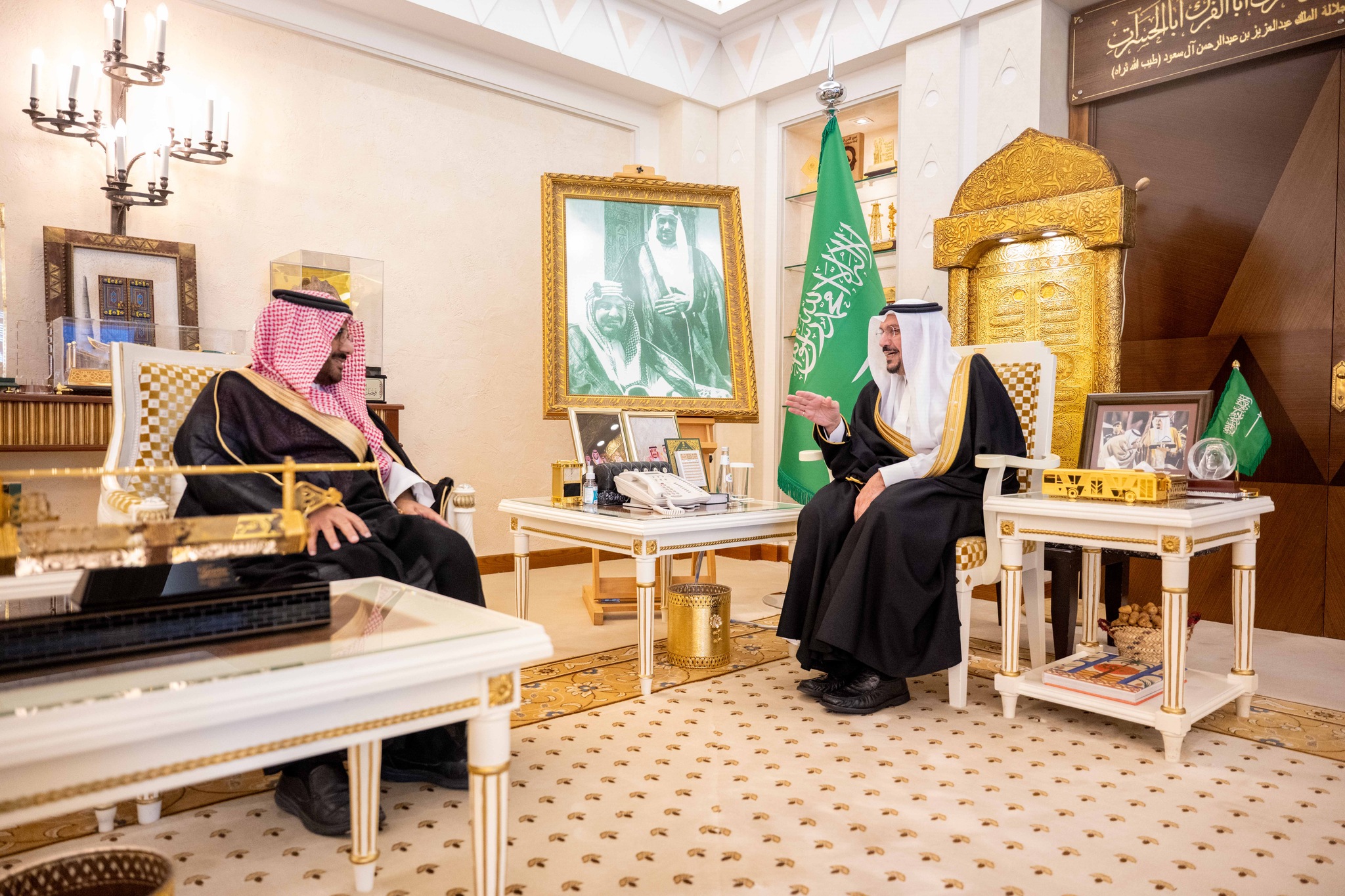 أمير القصيم يبارك للدكتور موسى الحربي اختياره ضمن اقوى قادة الرعاية الصحية في الشرق الأوسط لعام 2025م