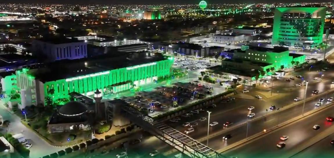 مستشفى الملك فهد التخصصي ببريدة يتوشح بالأخضر احتفاءً باليوم الوطني